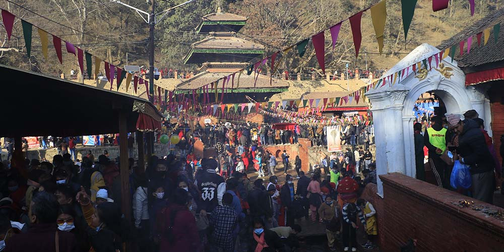 काभ्रेपलाञ्चोकको पनौतीमा लागेको मकर मेलाको अन्तिम दिन शनिबार त्रिवेणीघाटमा दर्शन गर्नेहरुको भीड